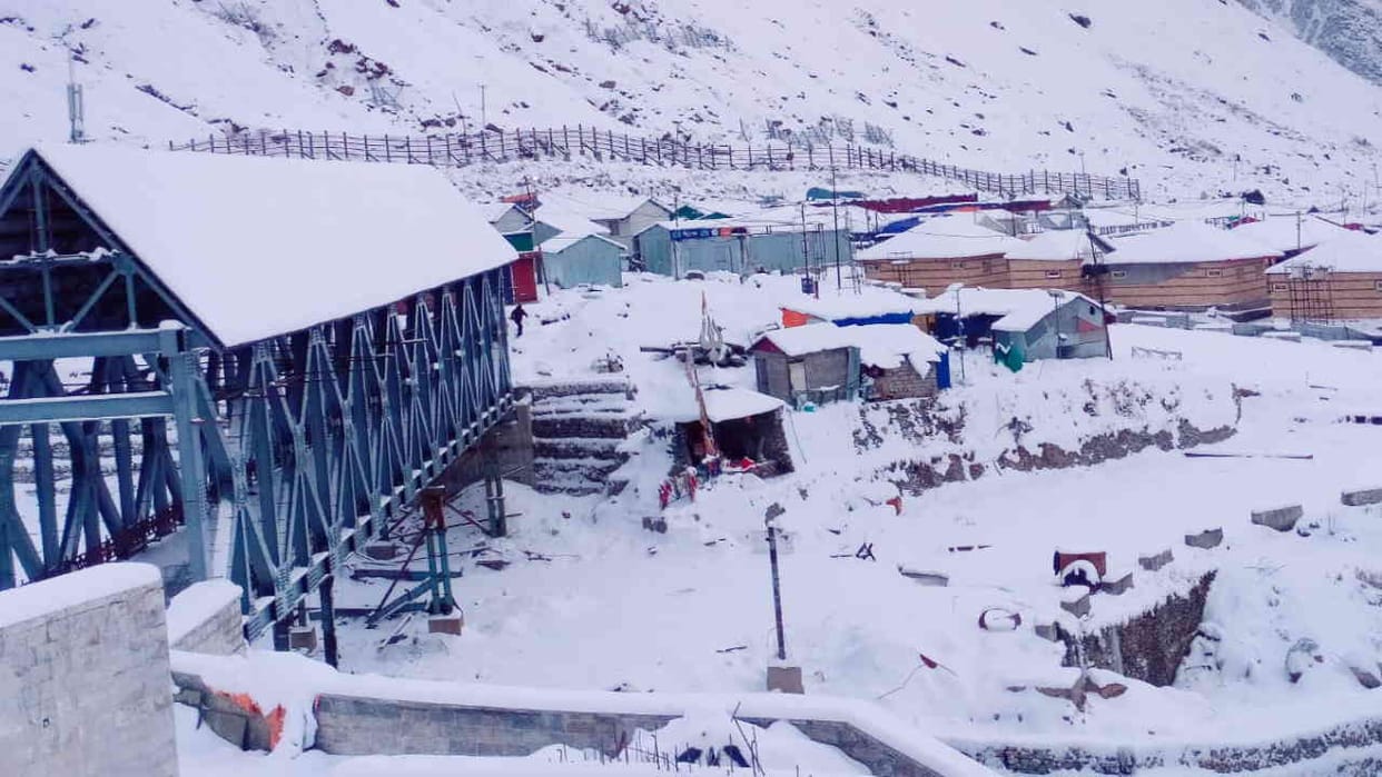 Snowfall In Kedarnath one feet of snow accumulated in Kedarnath more than 20 workers returned