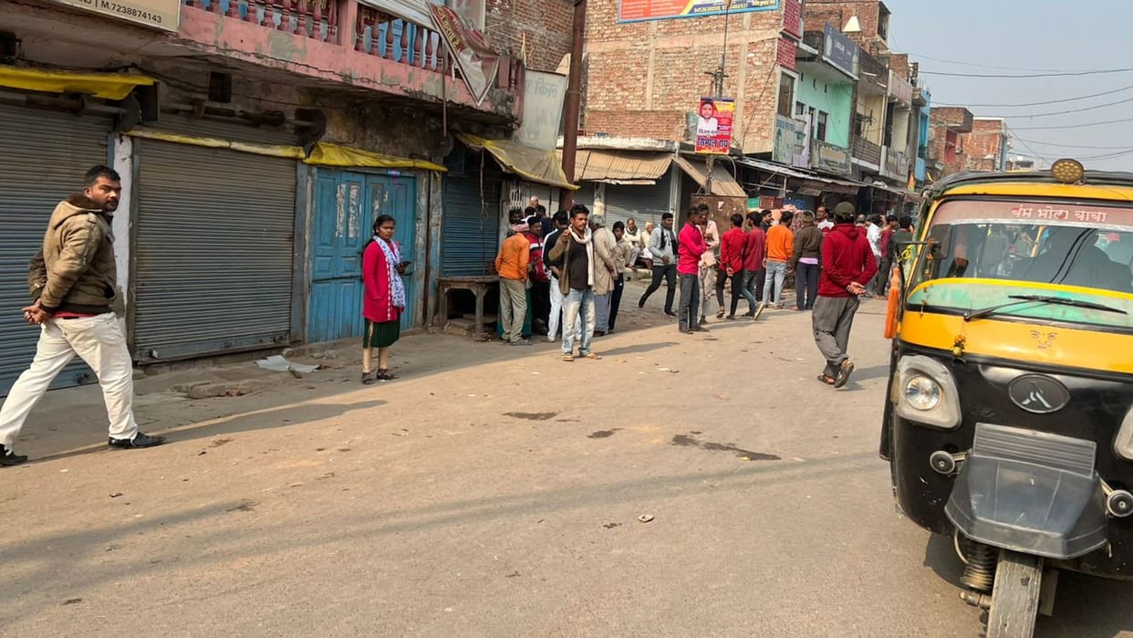 Azamgarh News: Shops closed, attempt to block the road, police took charge; case of shooting a businessman