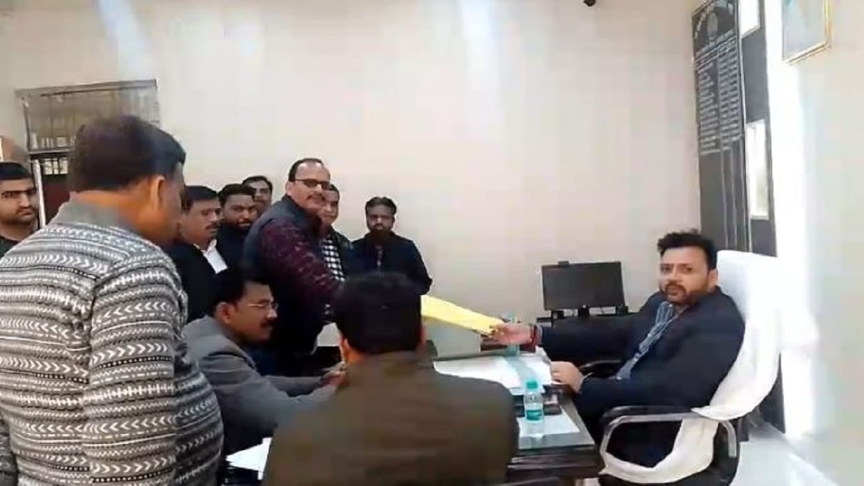 Owners of contracted buses are troubled by illegal transportation in Shahjahanpur