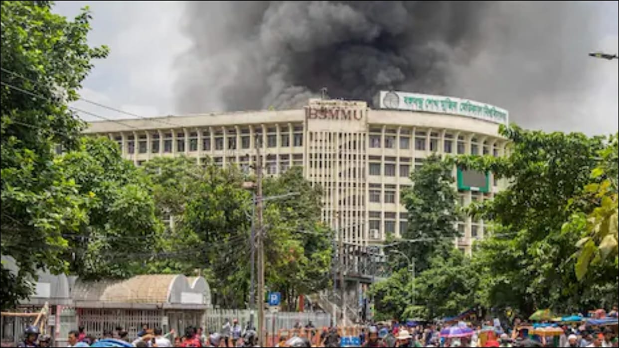 Massive fire breaks out at Bangladesh Secretariat official documents damaged news in hindi