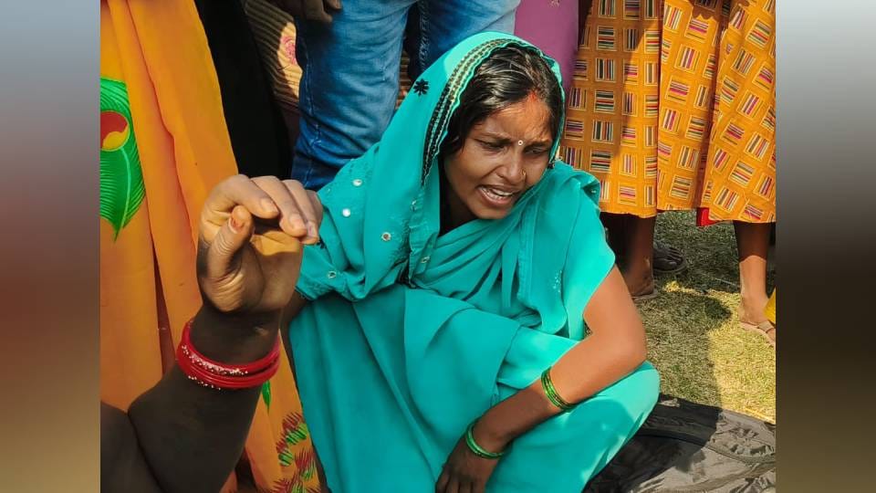 father threw his two sons into canal In Balrampur one died and search for other continues