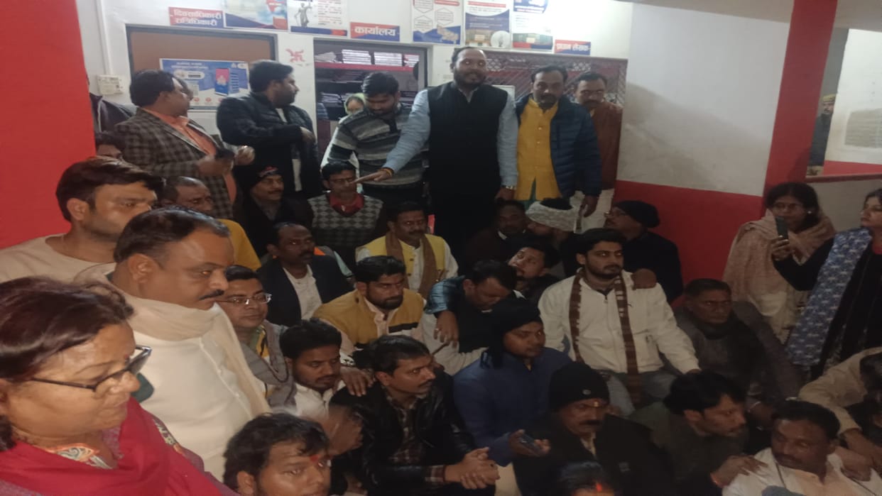 BJP official beaten up, three including two sub-inspectors suspended, mayor and other officials surrounded