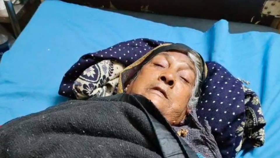 doctor operated on right leg of elderly woman instead of left leg In Sultanpur elderly women unable to walk