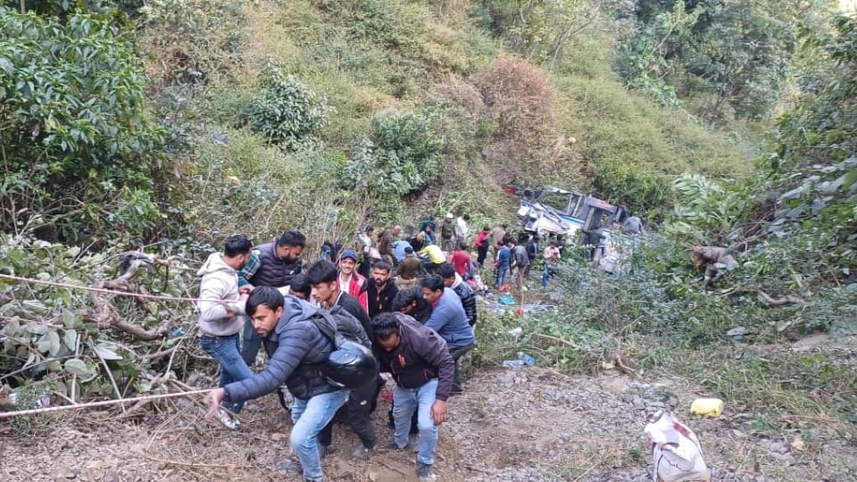 Nainital Bhimtal Bus Accident bus was moving well suddenly it fell into a ditch injured narrated their ordeal