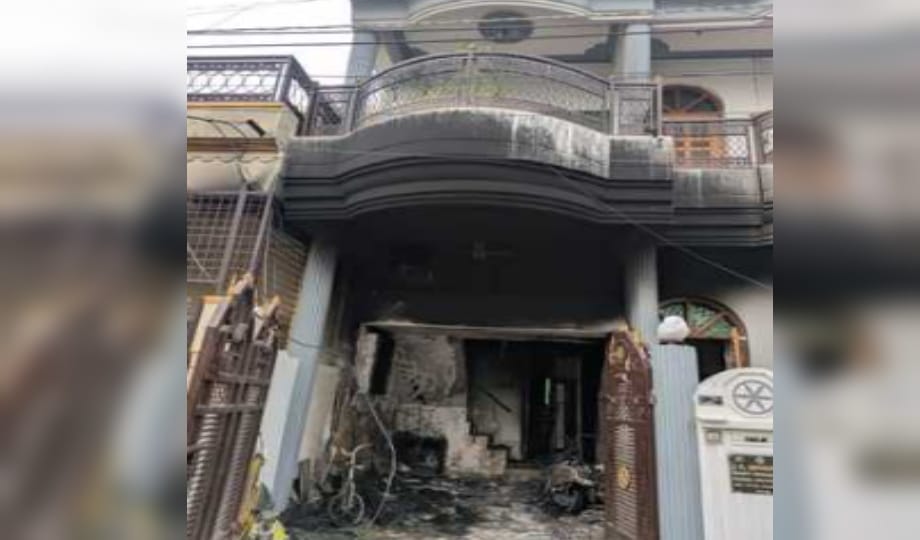 11 thousand volt line fell in the bank manager's house, the family saved their lives by jumping into the neigh