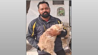 बिल्ली के साथ उसका मालिक औरंगजेब।