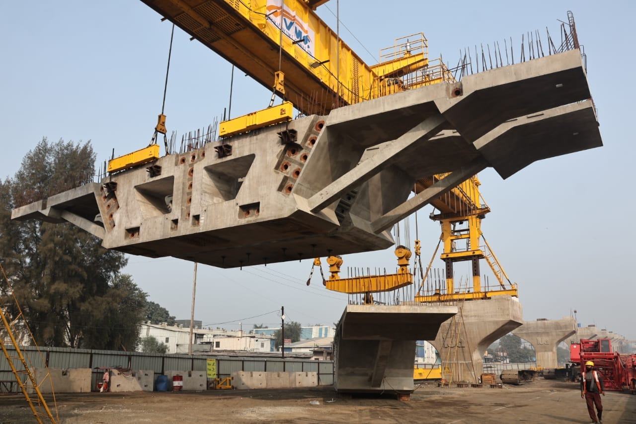 Indore: Girder launched for double decker bridge in Indore, bridge will be built by adding 247 girders.