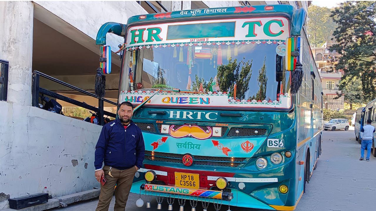 Himachal News HRTC driver Rajeev Kumar polished the bus at his own expense