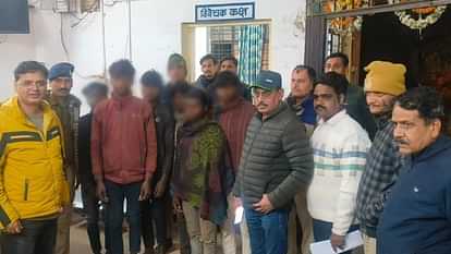 Shivpuri: छत्तीसगढ़ के आठ बंधुआ मजदूरों को प्रशासन की टीम ने कराया मुक्त, न वेतन दिया जा रहा था ना भोजन Shivpuri: Administration team freed eight bonded labourers from Chhattisgarh