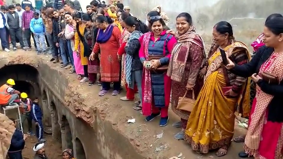Chandausi: Crowds are gathering to see stepwell, people from nearby districts have also started arriving