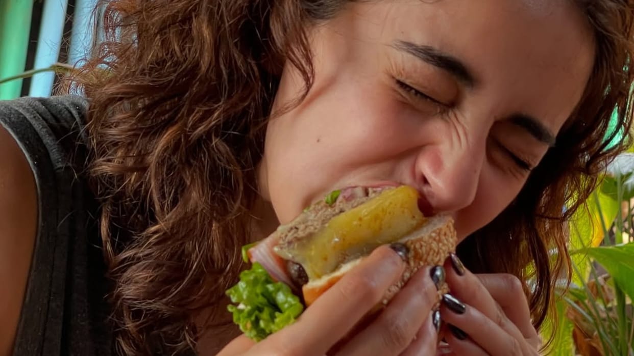 Ananya Panday eating burger in BTS from Kho Gaye Hum Kahan after 1 year release Siddhant Chaturvedi Adarsh