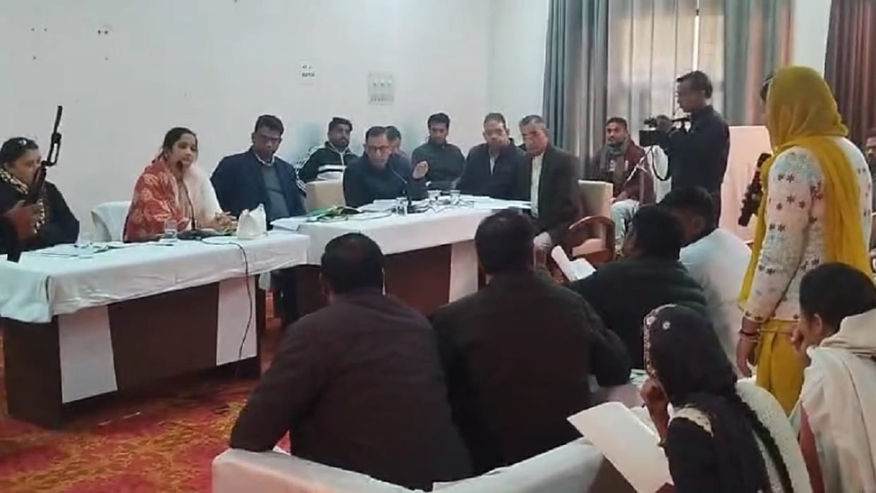 heated argument between chairperson and councillors in Fatehabad Zila Parishad meeting