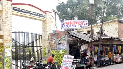 गोपीराम पालीबाल इंटर कॉलेज के पास ही बिक रहा गुटका आदि