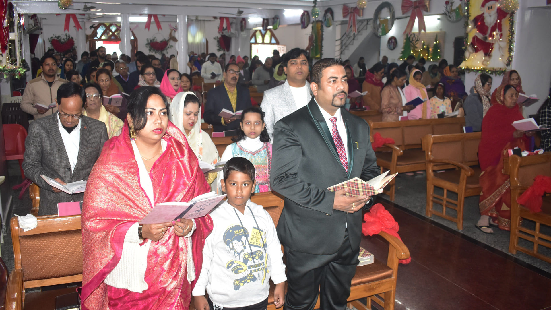 25th December, Christmas festival was celebrated with great pomp in the churches and cathedrals of Gorakhpur.