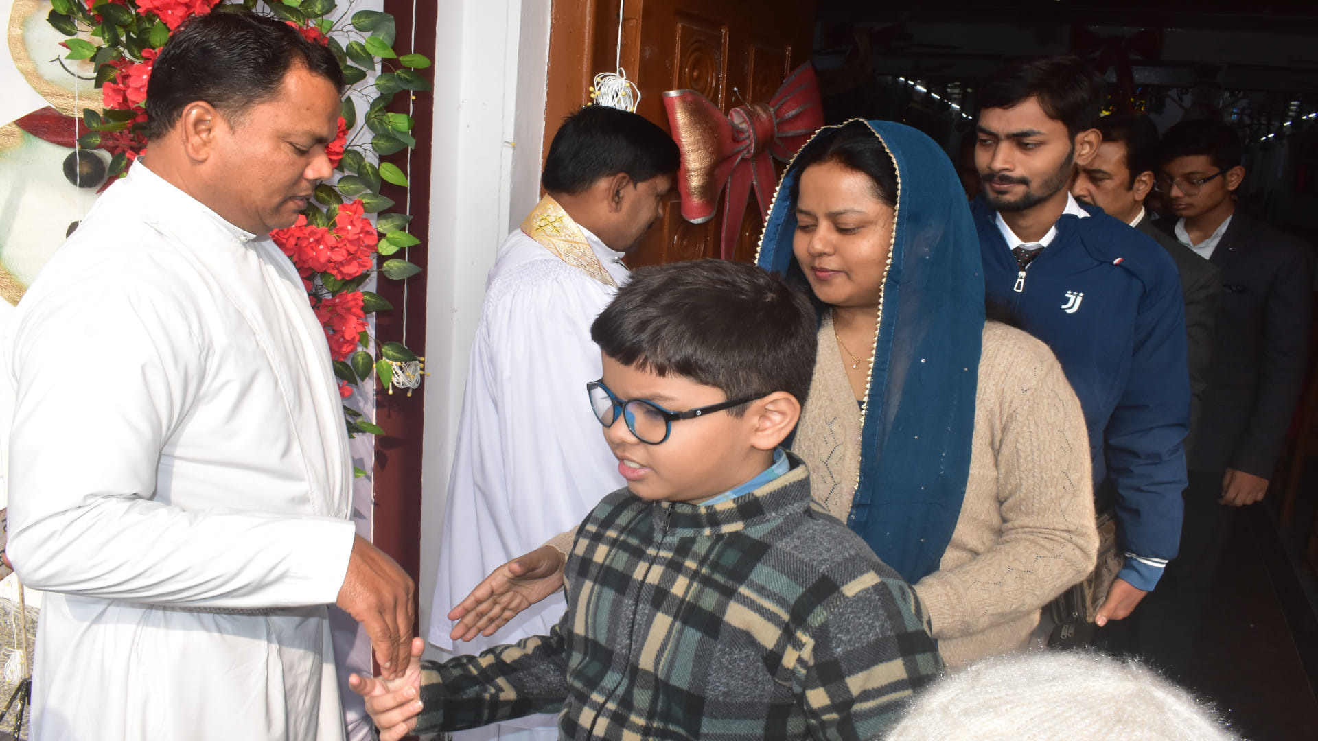 25th December, Christmas festival was celebrated with great pomp in the churches and cathedrals of Gorakhpur.