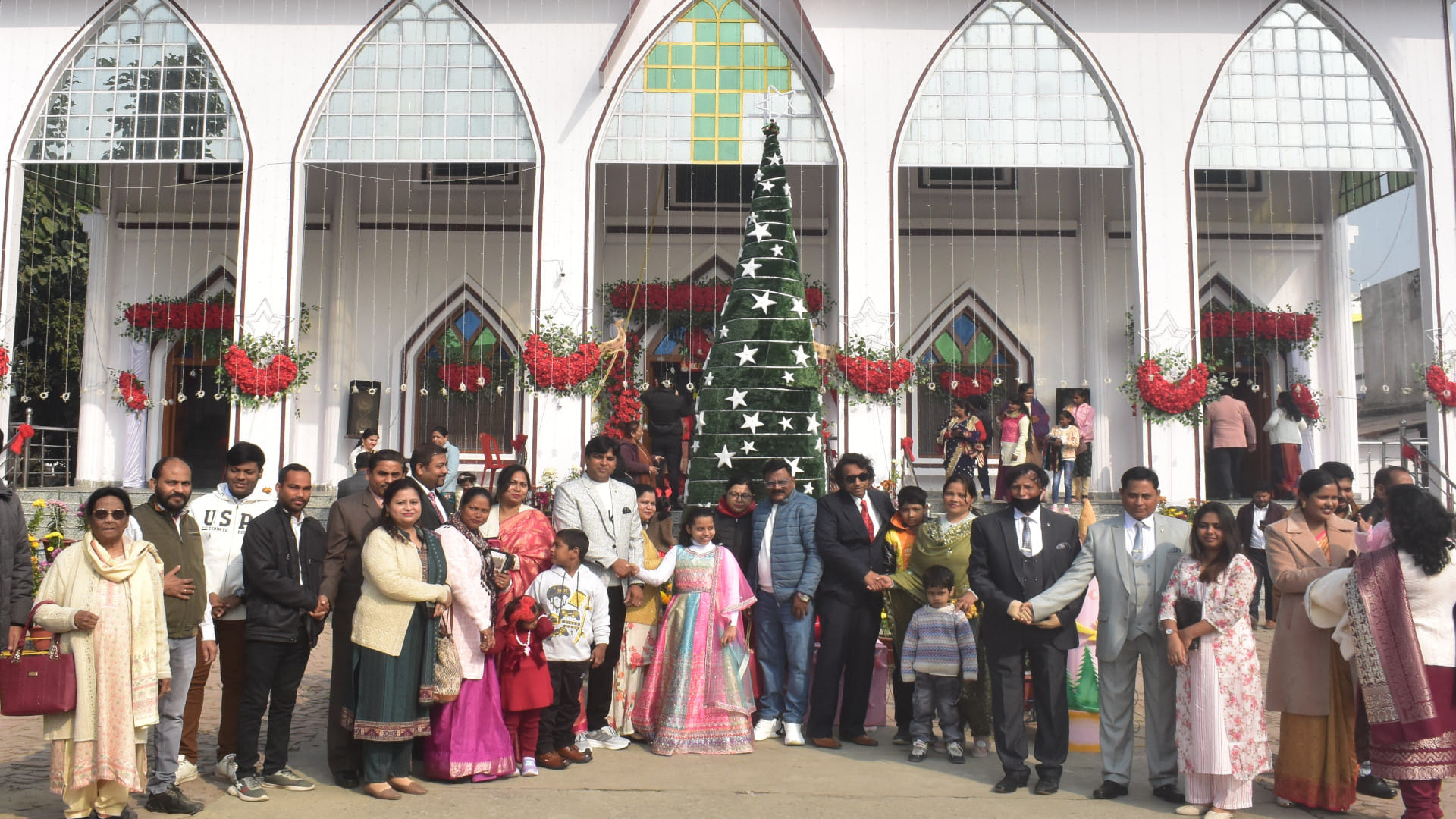 25th December, Christmas festival was celebrated with great pomp in the churches and cathedrals of Gorakhpur.