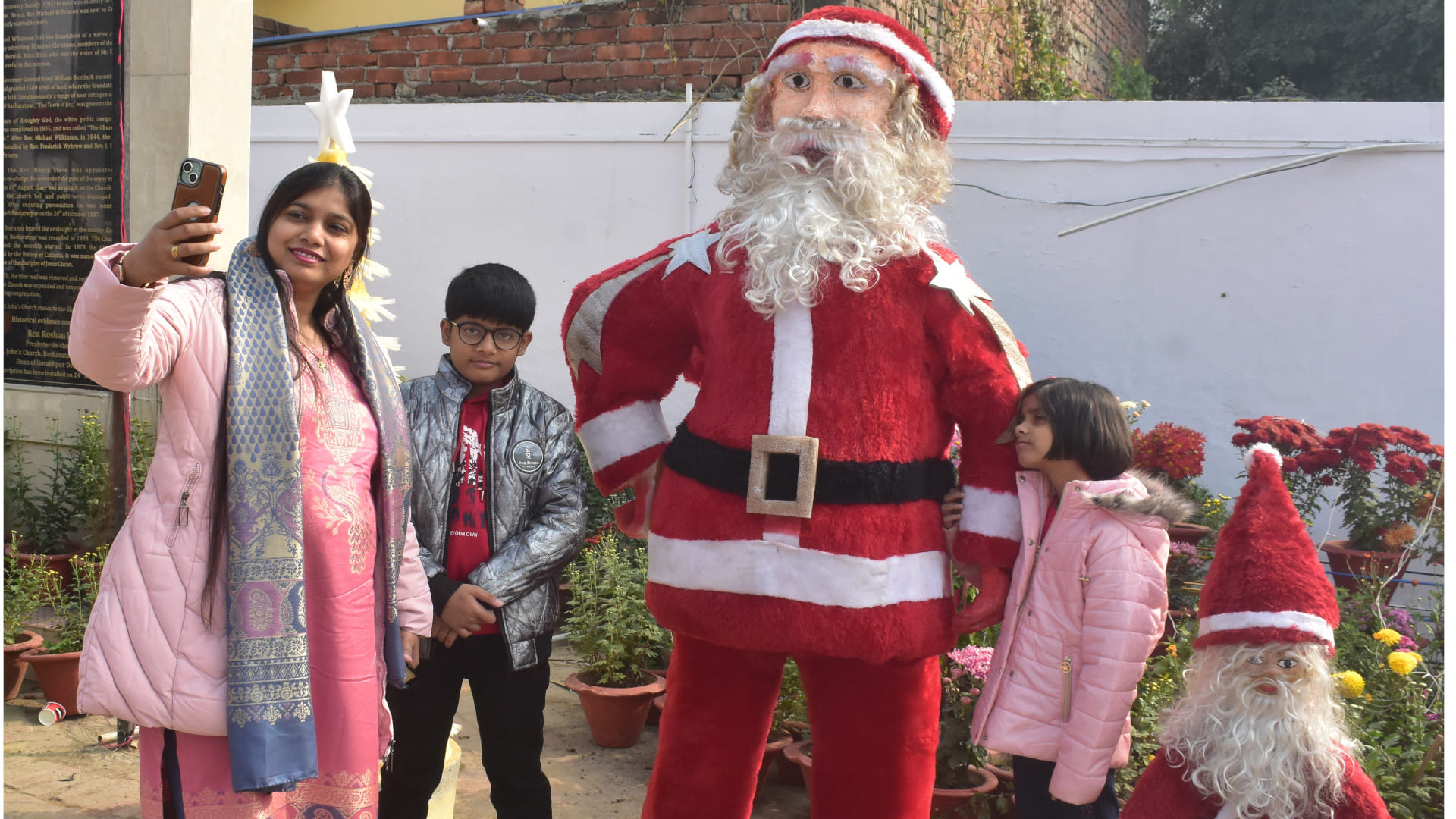 25th December, Christmas festival was celebrated with great pomp in the churches and cathedrals of Gorakhpur.