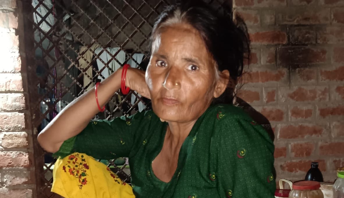Kanpur accident Tempo overturned on Ghantaghar bridge driver was drunk female passenger died and four injured