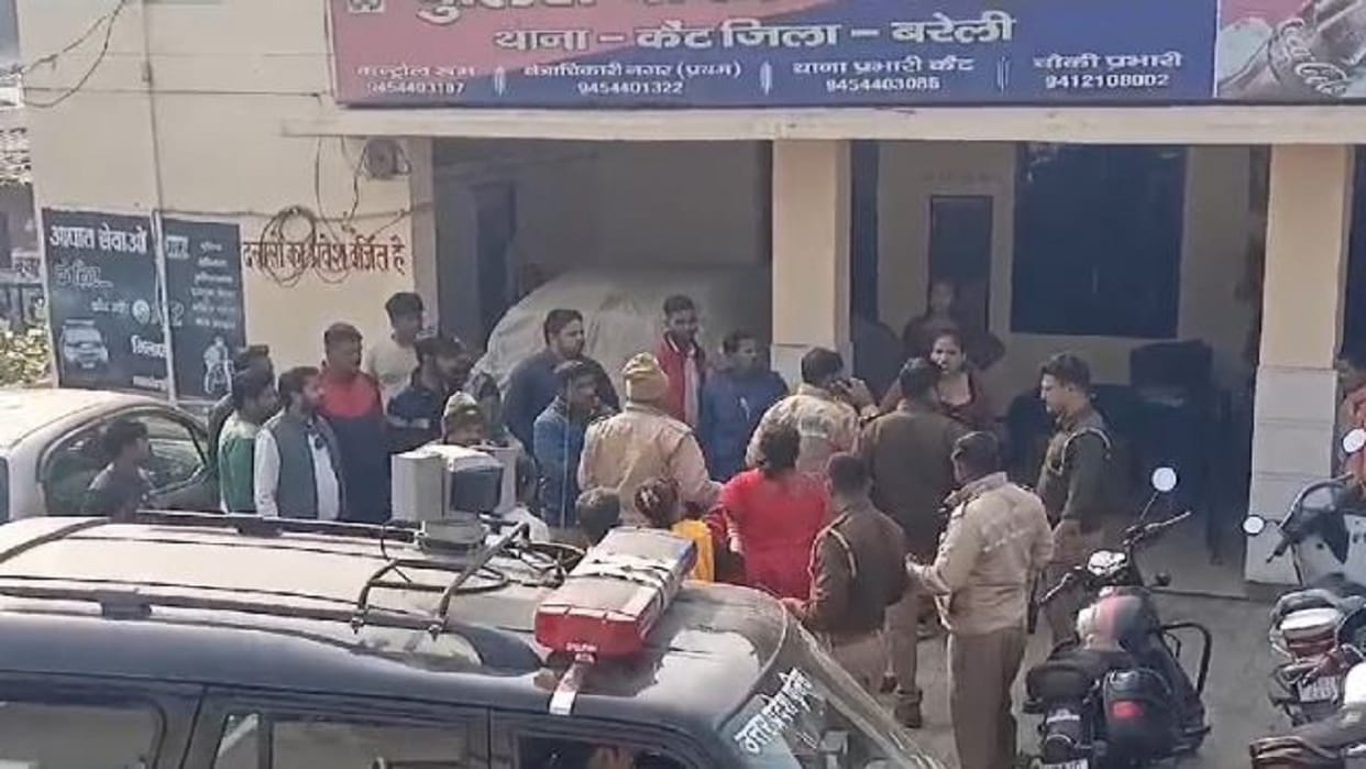 woman family beaten up transgenders took off their clothes create ruckus on road