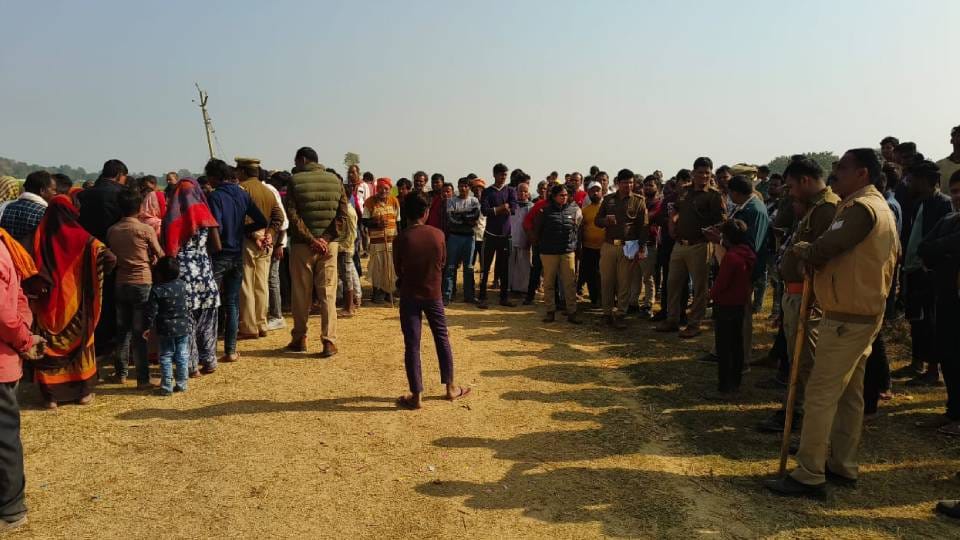 father threw his two sons into canal In Balrampur one died and search for other continues