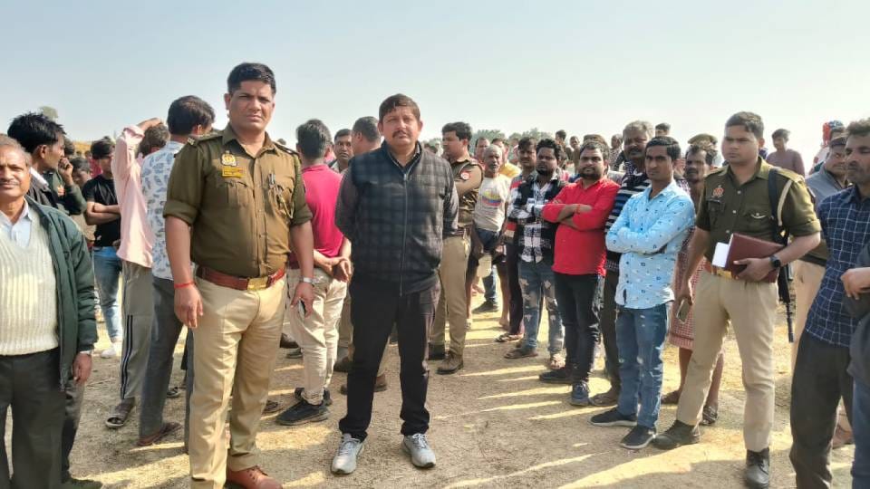 father threw his two sons into canal In Balrampur one died and search for other continues