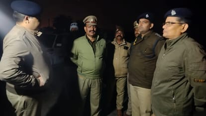 मुठभेड़ के बाद मौके पर पुलिस।
