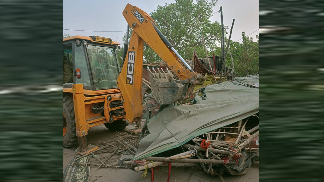 Shuklaganj: More than 50 illegal constructions of raw concrete were demolished by JCB