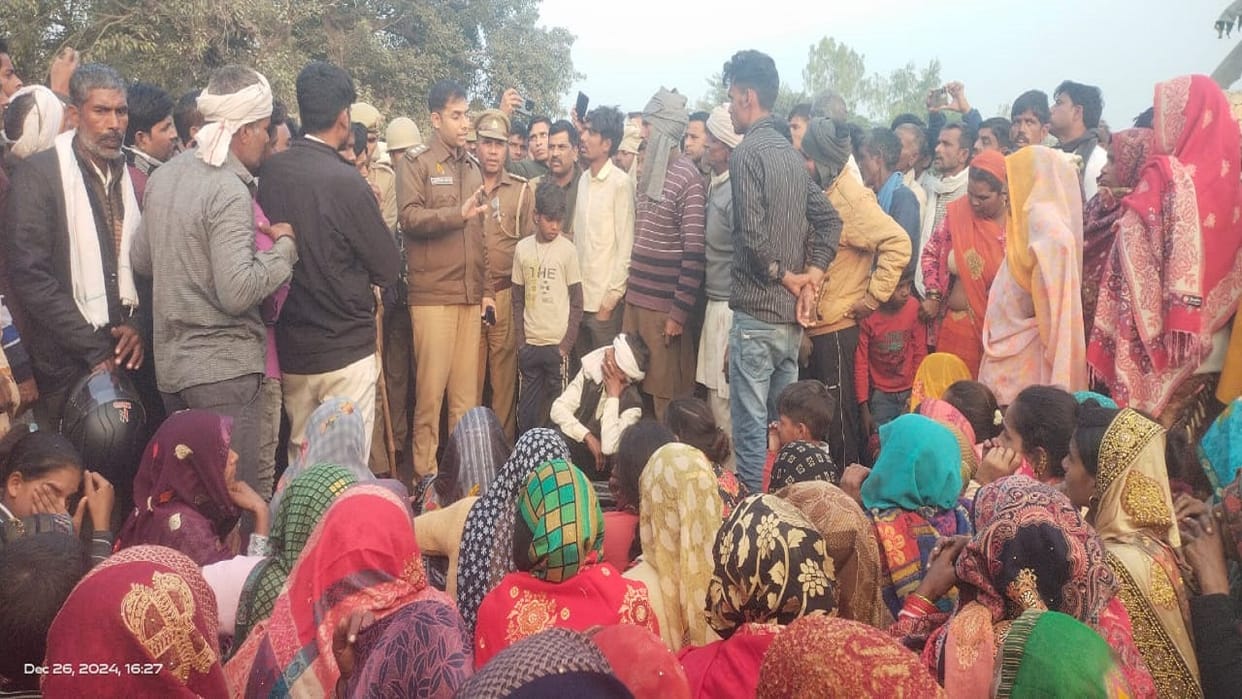 family members blocked the highway by placing the dead body of the farmer in Bareilly