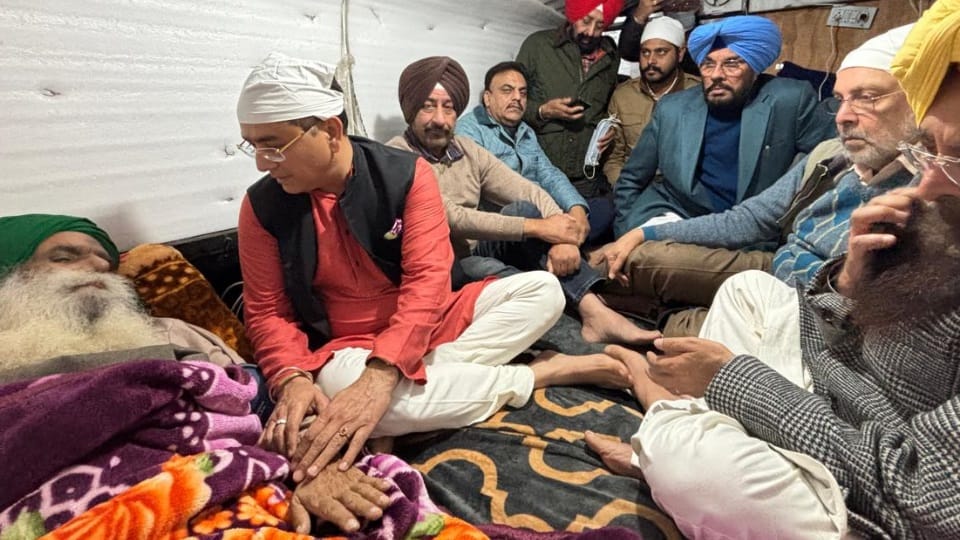 जगजीत डल्लेवाल से मिलने पहुंचे अमन अरोड़ा