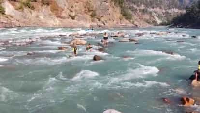 Three youths trapped due to rising water level in the river SDRF rescued them safely Rishikesh Uttarakhand new