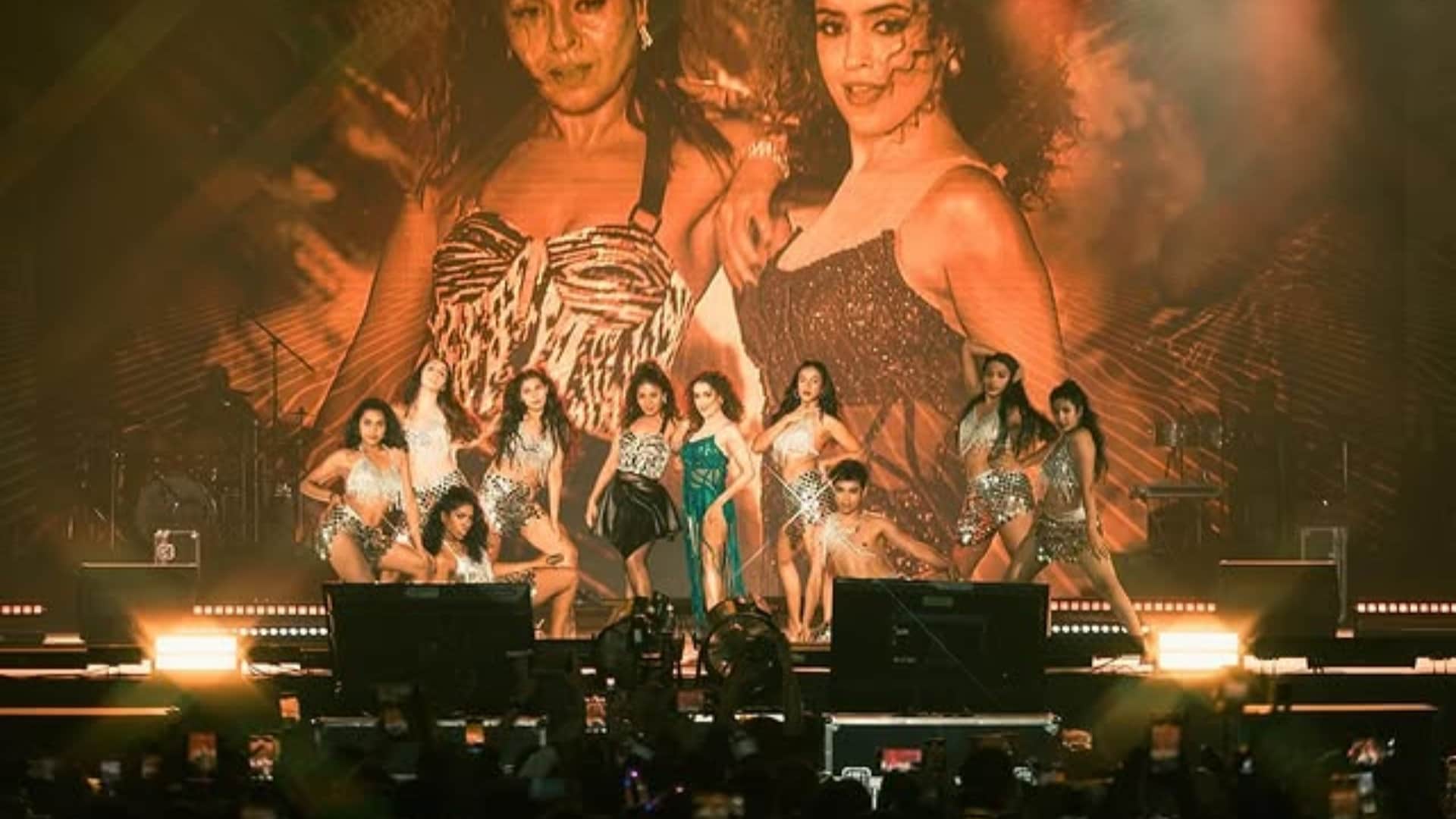 Singer Sunidhi Chauhan Actress Sanya Malhotra Perform In Kolkata Music Event