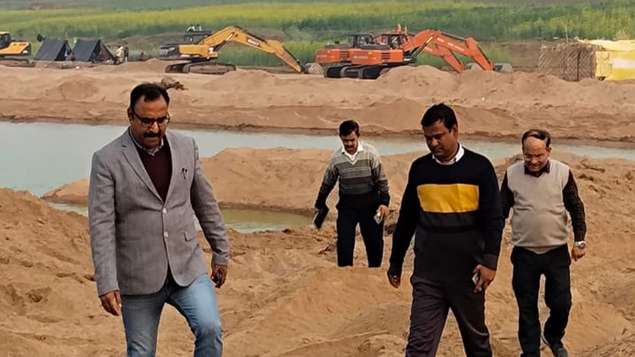 Officers raid Sandi mine, reprimanded the mine operator for extracting sand from water