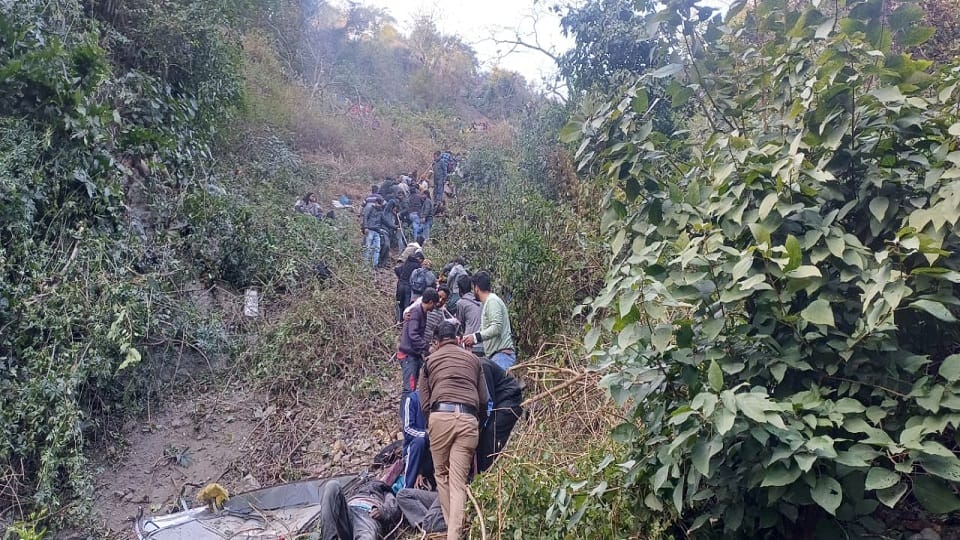 Bhimtal Bus Accident: people held each other hands and formed a chain and took injured from ditch to road