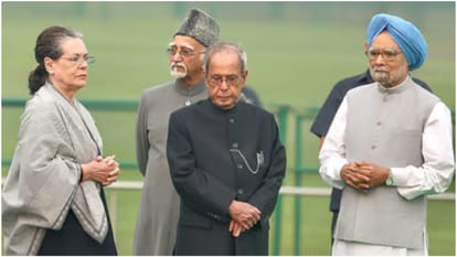 सोनिया गांधी के साथ प्रणब मुखर्जी और मनमोहन सिंह।