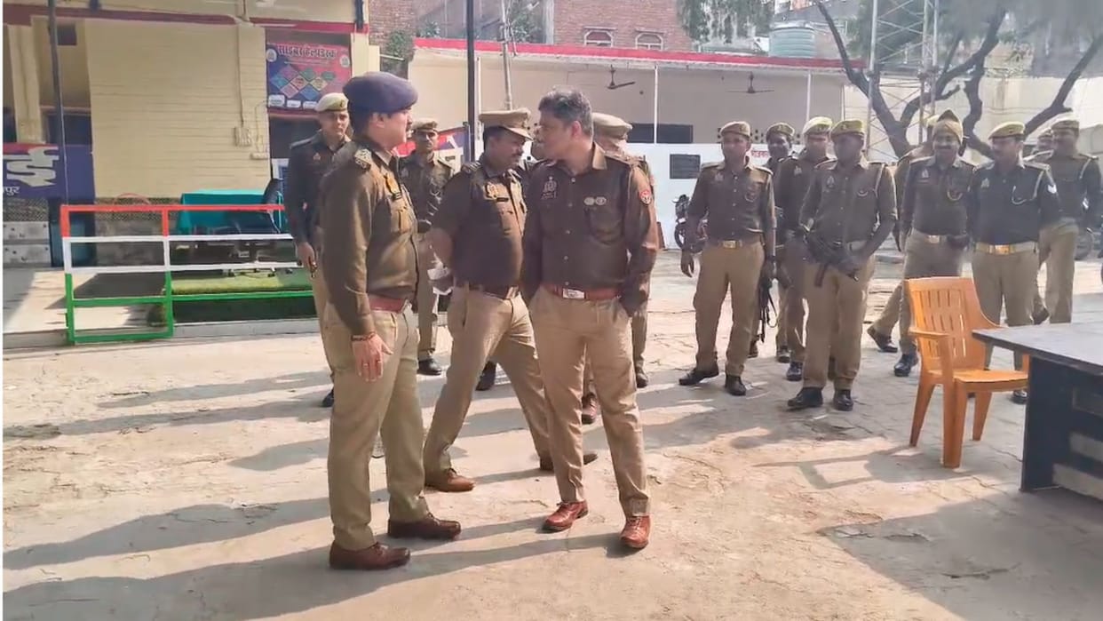 There was a sudden commotion in Jaunpur's police station Know what happened when the SP arrived for inspectio