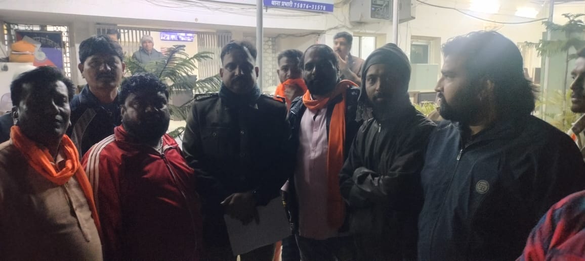 Indore: Bajrang Dal members beat up corporation employees, went to the police station at night to lodge an FIR