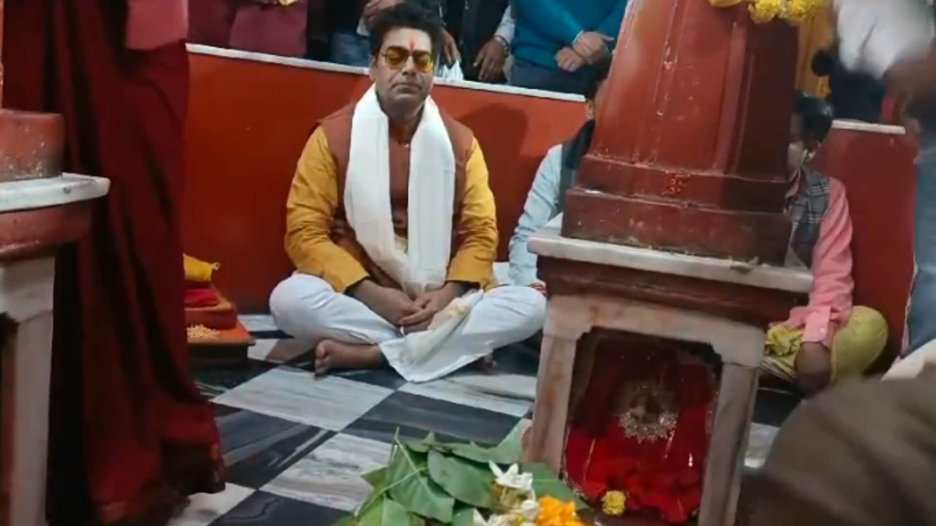 दतिया में आशुतोष राणा ने मां पीतांबरा और वनखंडेश्वर महादेव के दर्शन किए।