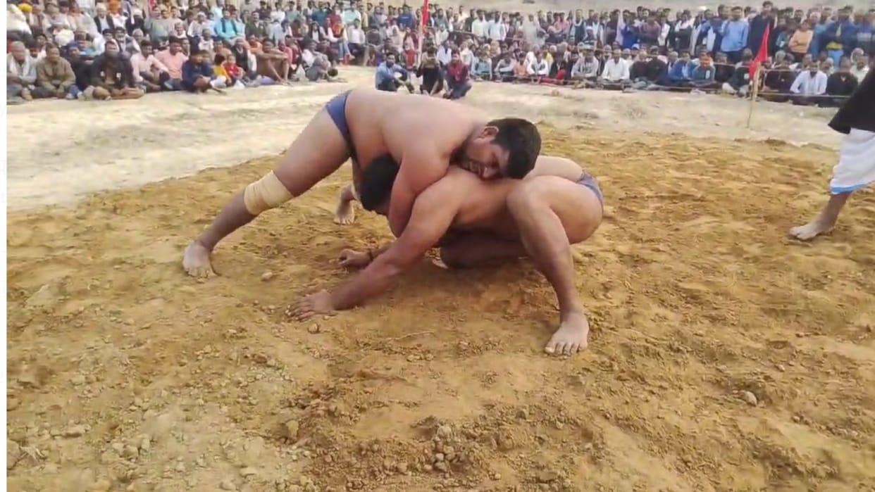 Inter-state wrestling in Bhadohi Bets were played wrestlers showed their strength in wrestling defeated oth