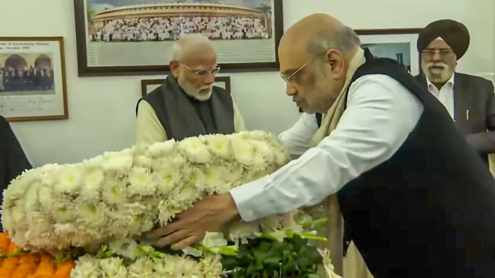 from Amit Shah to Sonia Gandhi, everyone went to his home to pay their respects to former PM Manmohan Singh