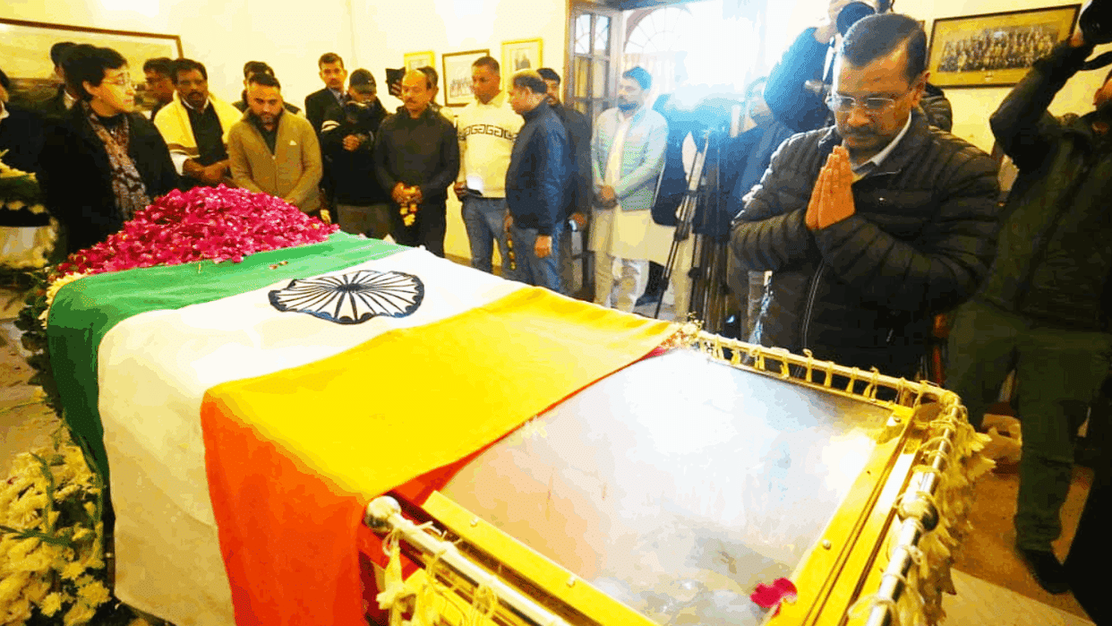 Paid my last respects to former Prime Minister Dr. Manmohan Singh by kejriwal with aap leaders