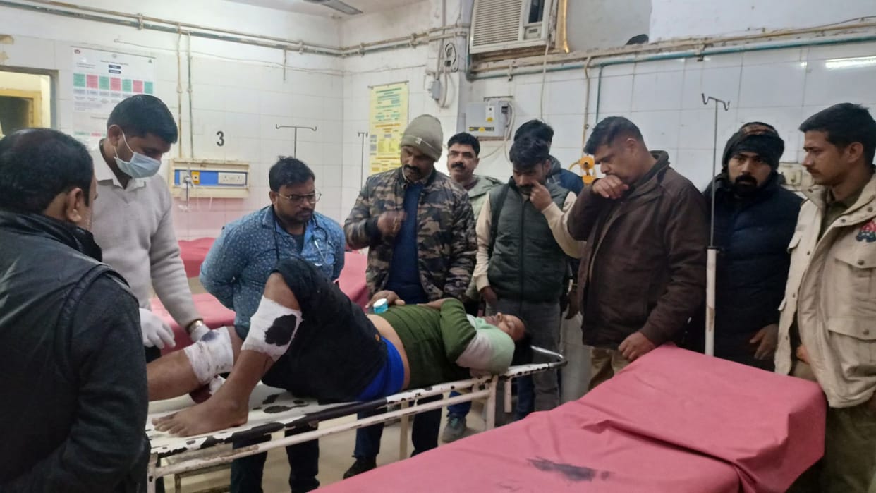 Bullets fired in Jaunpur bounty injured encounter arrested bombs recovered two miscreants absconding