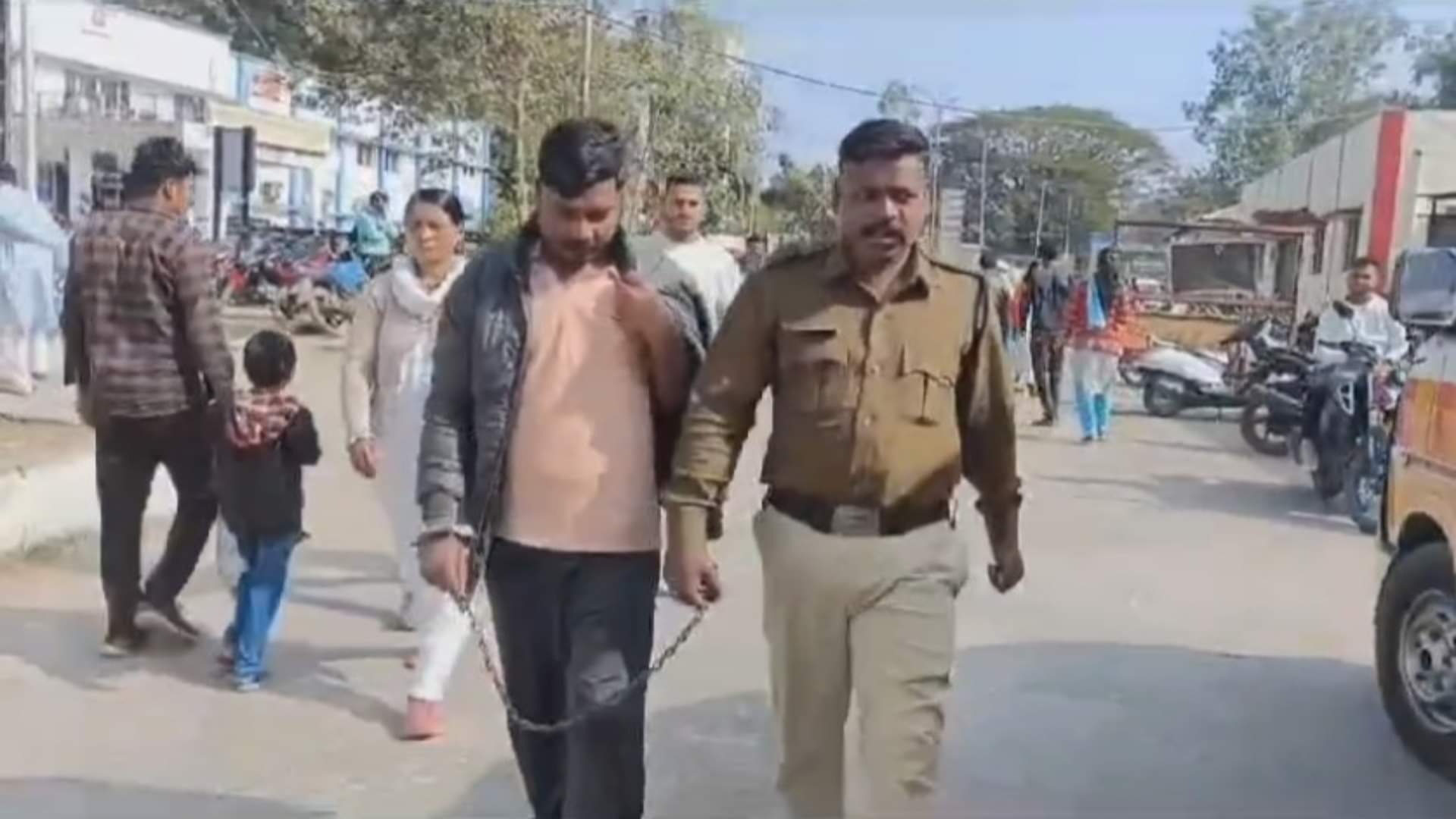 पुलिस की गिरफ्त में आरोपी युवक