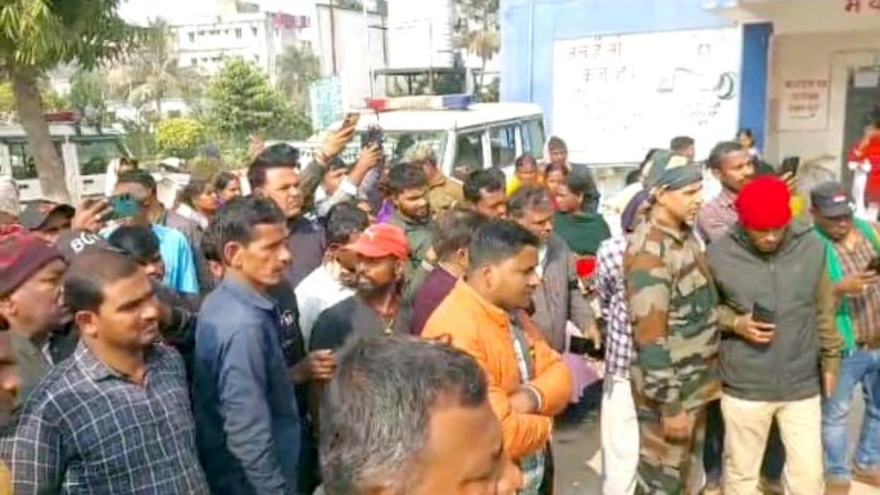 Bihar News: Uncontrolled truck crushed bike rider in Sheikhpura, young man died, two seriously injured