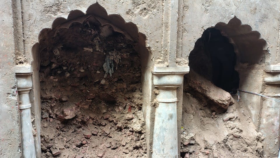 Sambhal Stepwell Unveils Iron Gate and Stairs Excavation Stopped at Well on First Floor Up News in hindi