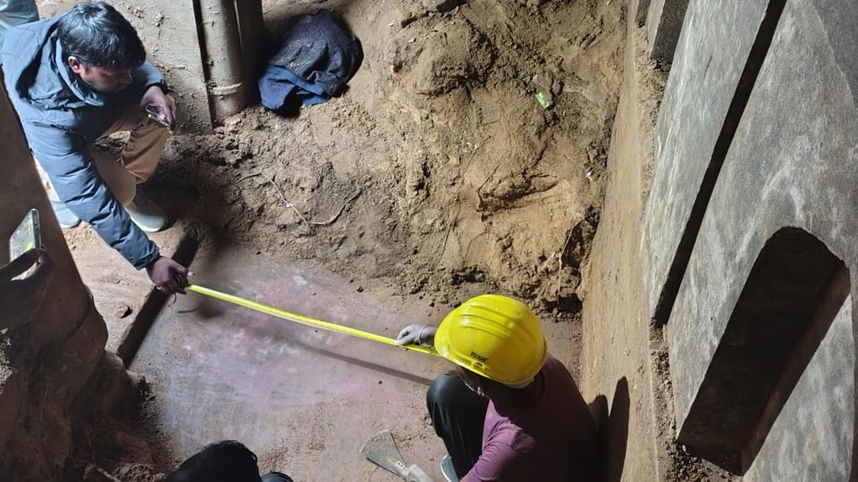 Sambhal Stepwell Unveils Iron Gate and Stairs Excavation Stopped at Well on First Floor Up News in hindi
