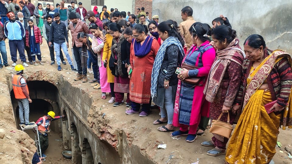 Sambhal Stepwell Unveils Iron Gate and Stairs Excavation Stopped at Well on First Floor Up News in hindi