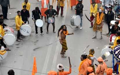 Mahakumbh : छावनी प्रवेश में ऊंट, घोड़े और बग्घियों पर सवार होकर निकले महामंडलेश्वर और संत, देखें तस्वीरें Crowd gathered to see the entry of the cantonment, long queue of vehicles, flowers were showered.