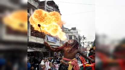 Mahakumbh : छावनी प्रवेश में ऊंट, घोड़े और बग्घियों पर सवार होकर निकले महामंडलेश्वर और संत, देखें तस्वीरें Crowd gathered to see the entry of the cantonment, long queue of vehicles, flowers were showered.