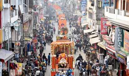 Mahakumbh : छावनी प्रवेश में ऊंट, घोड़े और बग्घियों पर सवार होकर निकले महामंडलेश्वर और संत, देखें तस्वीरें Crowd gathered to see the entry of the cantonment, long queue of vehicles, flowers were showered.