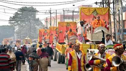 Mahakumbh : छावनी प्रवेश में ऊंट, घोड़े और बग्घियों पर सवार होकर निकले महामंडलेश्वर और संत, देखें तस्वीरें Crowd gathered to see the entry of the cantonment, long queue of vehicles, flowers were showered.